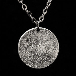 Collier de pièces de monnaie à la surface de la lune