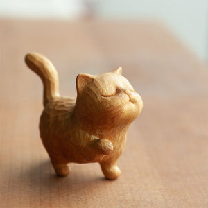 Petit ornement en bois en forme de chat