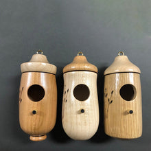 Charger l&#39;image dans la galerie, Wooden Hummingbird House - Gift for Natural Lovers